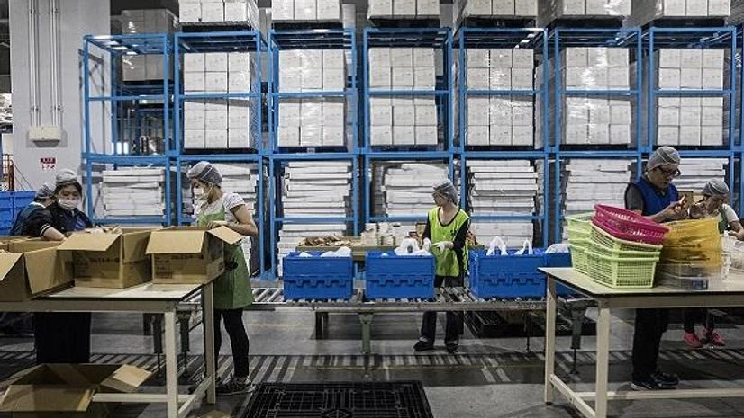 Free grocery provisions are packed in Tokyo for families in need | Photo: Bloomberg Free grocery provisions are packed in Tokyo for families in need | Photo: Bloomberg