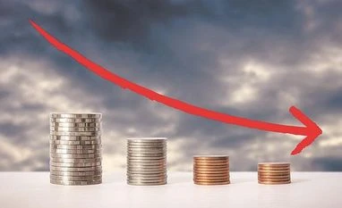 Rupee breaches 72 to the dollar to hit new low, no RBI intervention seen rupee, rupee falls