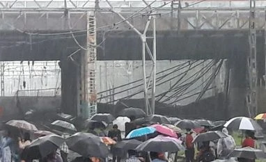 Mumbai's Andheri bridge collapse: 5 hurt, train services hit; probe ordered Mumbai bridge collapse