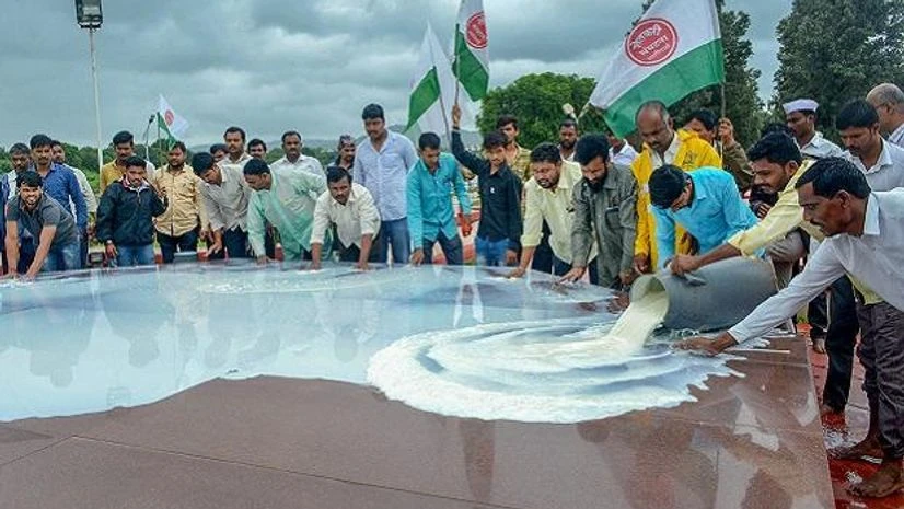 Devendra Fadnavis,Maharashtra,Maharashtra Chief Minister,Raju Shetti,Mumbai,Pune,Swabhimani Shetkari Sanghatana chief, amul, milk supply, milk tankers, Akhil Bharatiya Kisan Sabha, free milk supply in maharashtra, milk protest, agitation over milk pr Devendra Fadnavis,Maharashtra,Maharashtra Chief Minister,Raju Shetti,Mumbai,Pune,Swabhimani Shetkari Sanghatana chief, amul, milk supply, milk tankers, Akhil Bharatiya Kisan Sabha, free milk supply in maharashtra, milk protest, agitation over milk pr