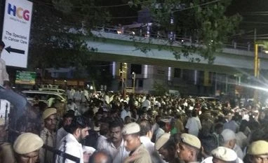 Karunanidhi's vitals normalising, security beefed up outside hospital kauvery hospital