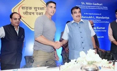 Akshay Kumar plays traffic cop role in real life for road safety campaign akshay kumar, nitin gadkari, bollywood actor, road safety campaign, traffic violators, road safety awarenesss, road and transport ministry, home ministry, padman, toilet ek prem katha, road safety bills, road accidents in india, traffic violation in