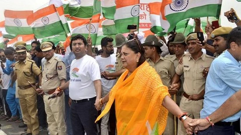 Independence Day, India-pakistan border, human chain in rajasthan,rajathan cm vasundhra raje, indian independence day, Vasundhra raje, independence day Independence Day, India-pakistan border, human chain in rajasthan,rajathan cm vasundhra raje, indian independence day, Vasundhra raje, independence day