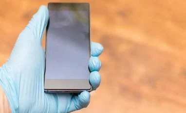 Smartphone screens harbour thrice as many germs as a toilet seat: Study cell phone, germs