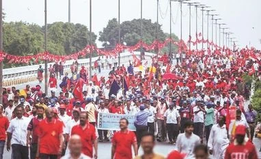Farmers' march to Parliament disrupts traffic in central, Lutyens' Delhi Delhi farmers protests