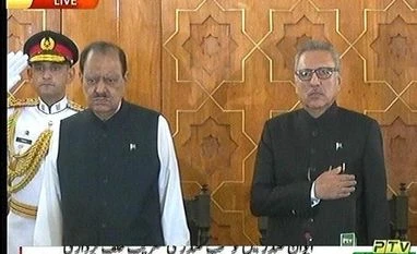 Arif Alvi takes oath as 13th President of Pakistan at Aiwan-e-Sadr Arif Alvi, Pakistan new presiden, 13 president, pakistan politics, arif alvi, pakistan new president, pakistan 13th prseident, imran khan, pakistan politics, aiwan-e-sadr, pakistan tahreek-e-insaaf, PTI, chief justice Saqib nisar,