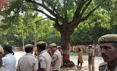 NSUI demands fresh DUSU polls over faulty EVMs, ABVP wants counting resumed Total barricading outside counting center | Photo: Twitter (@guptar)