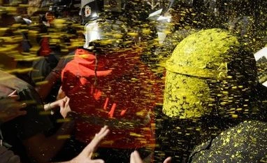 Catalan separatists hurl paint at police amid angry clashes in Barcelona Catalan separatists