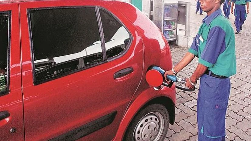 RIL oil retail, private Fuel retail Nayara Energy, Reliance Industries, Shell likely to join OMC price cuts