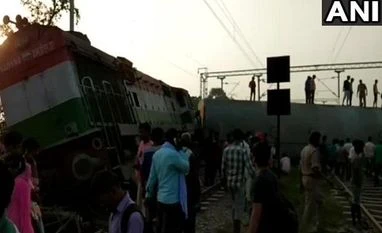 Seven killed, several hurt as New Farakka Express derails near Rae Bareli New Farakka Express derails