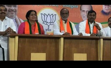 Congress leader C Damodar's wife Padmini Reddy joins BJP in Telangana padmini reddy, telangana, C damodar's wife