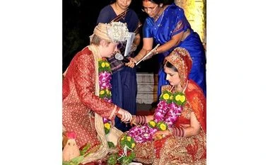 Female Hindu priests breaking into male bastion, but equality still a dream Jnana Prabodhini's Manisha Shete (second from left) conducts a wedding ceremony