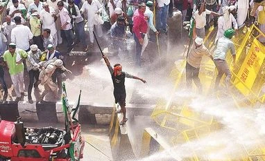 Mission 2019: Yogi govt loosens the purse strings to keep farmers happy As protesters clashed with the police on the Uttar Pradesh-Delhi border on October 2, Yogi Adityanath at a hurriedly convened news conference blamed previous regimes for the agrarian distress Photo: PTI