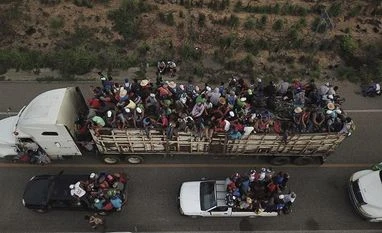 A third of 300,000 children under migration-related detention in US alone migrant caravan, hondurans migration