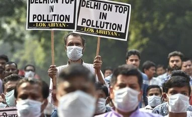 Delhi's air quality near 'severe', politics over pollution also intensifies Delhi air pollution