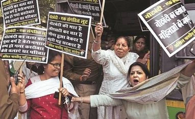 On campaign trail in Chhattisgarh: Narendra Modi, Rahul Gandhi trade barbs demonetisation protest