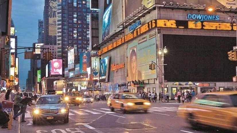 Dow Jones US stocks fall as tech selloff spreads; Dow on track to end year in the red