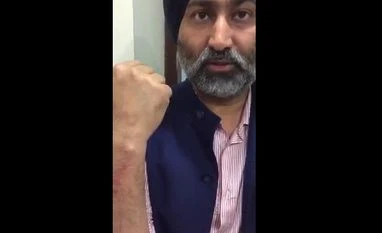 Singh brothers row: Shivinder injured and assaulted me, says Malvinder Malvinder Singh showing his injuries