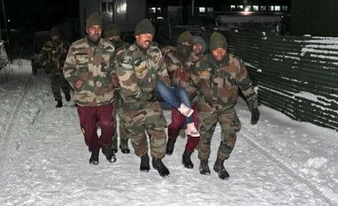 Army rescues over 2,900 tourists stranded in Sikkim due to heavy snowfall sikkim, indian army, snowfall, skkim snowfall, indian army, tourist