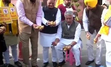 Congress MPs sell potatoes outside Parliament to raise farmers' plight congress MPs, protest, potato