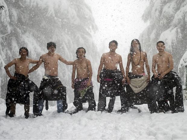 Tibetan refugees enjoy fresh snowfall in Dharamshala Tibetan refugees enjoy fresh snowfall in Dharamshala