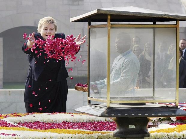 Norwegian Prime Minister Erna Solberg paid floral tribute at Mahatma Gandhi's memorial, Rajghat Norwegian Prime Minister Erna Solberg paid floral tribute at Mahatma Gandhi's memorial, Rajghat