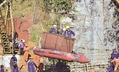 After Navy, Meghalaya suspends operation to retrieve dead miner's body Mining. Meghalaya miners