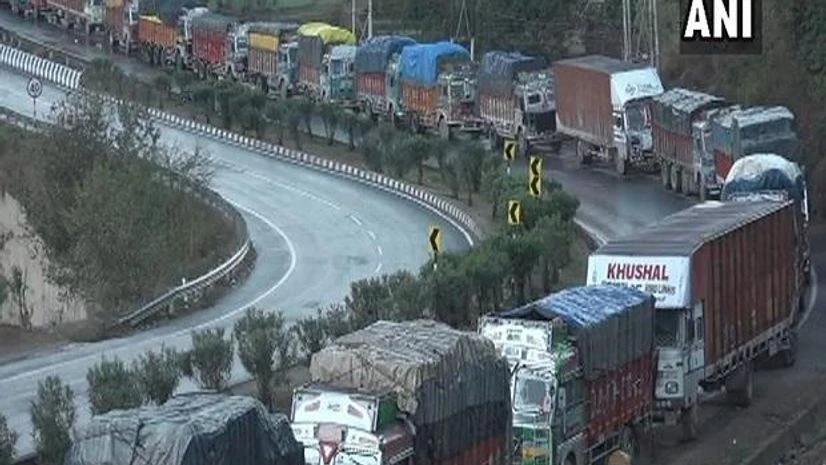 jammu and Kashmir highway, stranded vehicles jammu and Kashmir highway, stranded vehicles