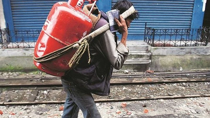 lpg, lpg cylinder Rs 37 extra for cylinder? Dealers misusing 'difficult terrain' levy
