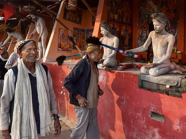 Pilgrims seek blessings from Naga Sadhu in Gangasagar Mela Pilgrims seek blessings from Naga Sadhu in Gangasagar Mela