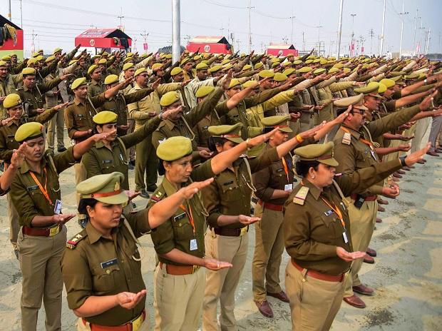 Police take oath with Ganga Jal in one hand ahead of their duty in Kumbh Mela 2019 Police take oath with Ganga Jal in one hand ahead of their duty in Kumbh Mela 2019