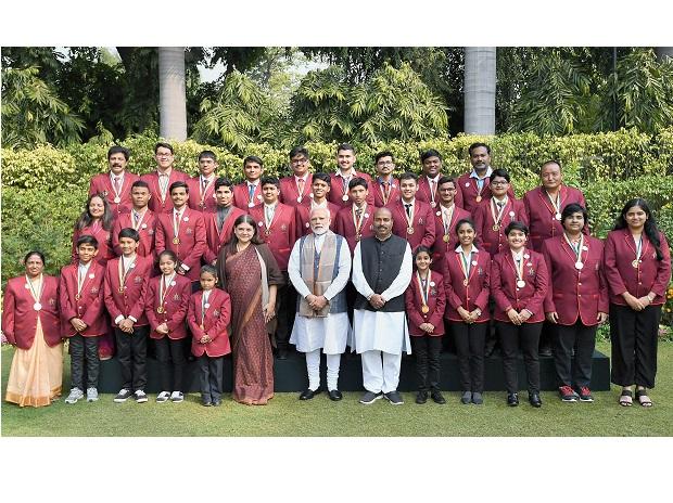 PM Modi and Union Women and Child Development Minister Maneka Gandhi in group photograph with the winners PM Modi and Union Women and Child Development Minister Maneka Gandhi in group photograph with the winners