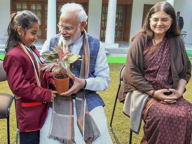 Narendra Modi felicitates a brave girl during his interaction Narendra Modi felicitates a brave girl during his interaction