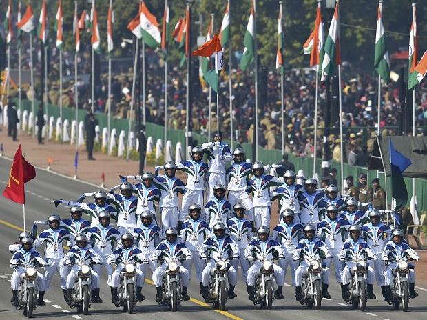 33 Dare Devils of Indian Army's Crops of Signals Motor Cycle team display their skills on nine motorcycles 33 Dare Devils of Indian Army's Crops of Signals Motor Cycle team display their skills on nine motorcycles