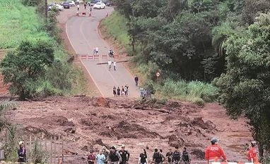 At least 40 dead, many feared buried in mud after Brazil dam collapse Brazil dam alert