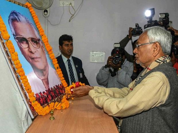 Bihar Chief Minister Nitish Kumar pays tribute to George Fernandes in Patna Bihar Chief Minister Nitish Kumar pays tribute to George Fernandes in Patna