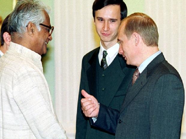 Fernandes with Russian President Vladimir Putin in 2000 Fernandes with Russian President Vladimir Putin in 2000