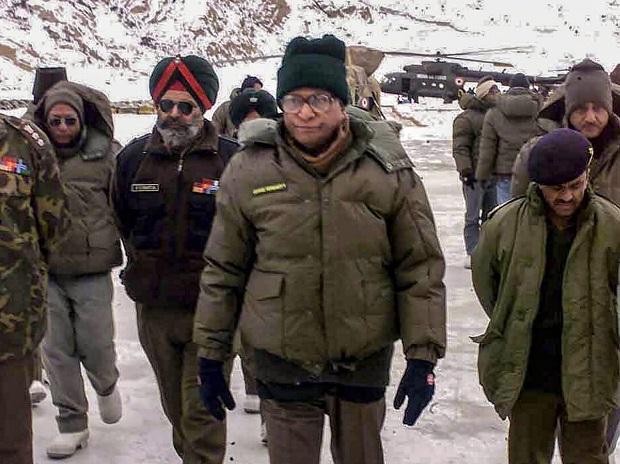 George Fernandes seen with the Army personnel during a visit to Siachen, J & K George Fernandes seen with the Army personnel during a visit to Siachen, J & K