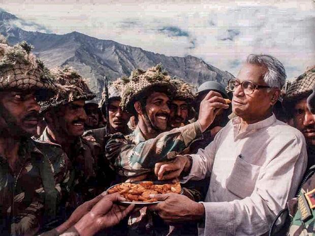 George Fernandes sharing snacks with the Army personnel during a visit to Ganasok in the Batalik Sector, J & K George Fernandes sharing snacks with the Army personnel during a visit to Ganasok in the Batalik Sector, J & K