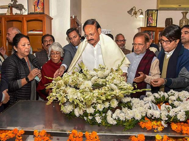 M Venkaiah Naidu and Sharad Yadav pay their last respects to the former defence minister at his residence in New Delhi M Venkaiah Naidu and Sharad Yadav pay their last respects to the former defence minister at his residence in New Delhi