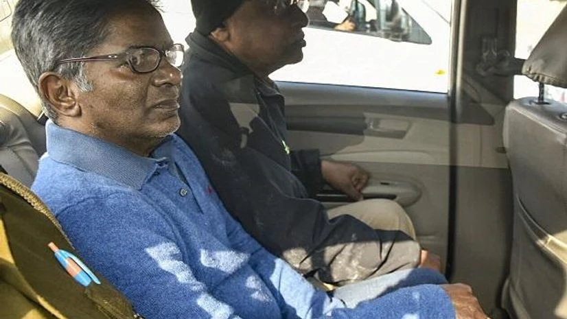 Rajiv Saxena Rajiv Saxena, a Dubai-based businessman wanted in the VVIP choppers case, on his way to be produced at court by Enforcement Directorate, in New Delhi, Thursday (Photo: PTI)