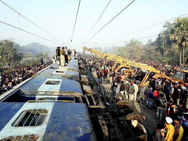6 people died and 24 people were injured after the Delhi-bound Seemanchal Express derailed in Vaishali district of Bihar 6 people died and 24 people were injured after the Delhi-bound Seemanchal Express derailed in Vaishali district of Bihar