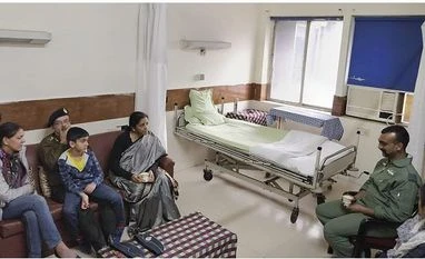 Abhinandan undergoes 'cooling down' process amid family, friends Defence Minister Nirmala Sitharaman meets Indian Air Force Wing Commander Abhinandan Varthaman at the Army's R R Hospital in New Delhi on Saturday Photo: PTI