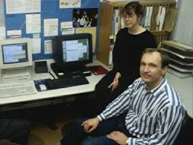 Tim Berners-Lee with Nicola Pellow, the writer of the line-mode browser for the World Wide Web in 1992 Tim Berners-Lee with Nicola Pellow, the writer of the line-mode browser for the World Wide Web in 1992