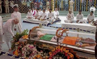 Live updates: BJP's Pramod Sawant likely to be Goa's new CM, says PTI Prime Minister Narendra Modi pays homage to Goa Chief Minister Manohar Parrikar