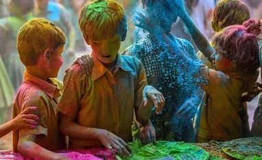 Holi 2019: Modi, Rahul, Bollywood celebs greet the world on Twitter Children from Kamla Mehta School for the blind play with 'Gulal' during Holi celebrations, in Mumbai