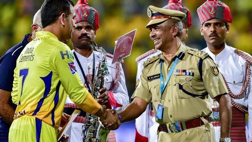 IPL, MS Dhoni Chennai Super Kings Skipper MS Dhoni presenting a cheque to a family member of victim of Pulwama attack before start the first match of 12th edition of the IPL 2019 | Photo: PTI