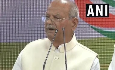 Former Union minister Sukh Ram, grandson Aashray Sharma join Congress Sukh Ram | Photo (@ANI)