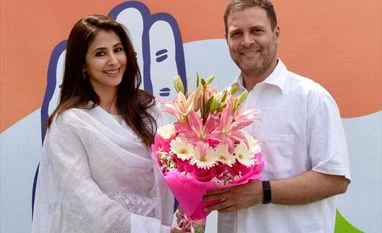 Lok Sabha polls: Actor Urmila Matondkar joins Congress, meets Rahul Gandhi Urmila Matondkar