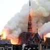 Firefighters douse flames from the burning Notre Dame Cathedral in Paris, France April 15, 2019. Photo: Reuters